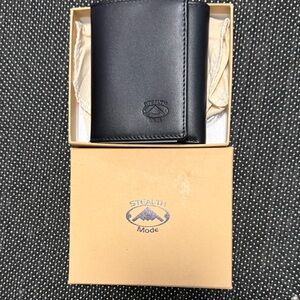 NWT.. Mens Stealth Mode Wallet